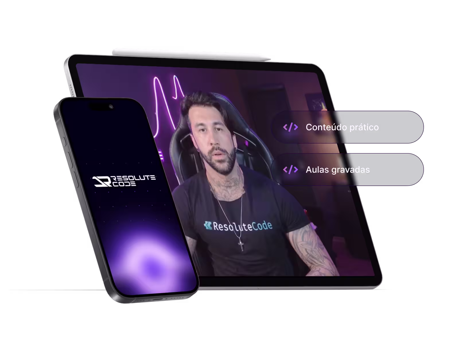 A plataforma do RCode Core aberta num tablet e num celular, mostrando uma aula em vídeo